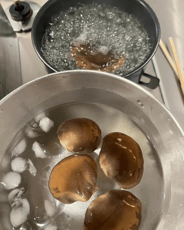 湯引きして冷やした黒あわび茸