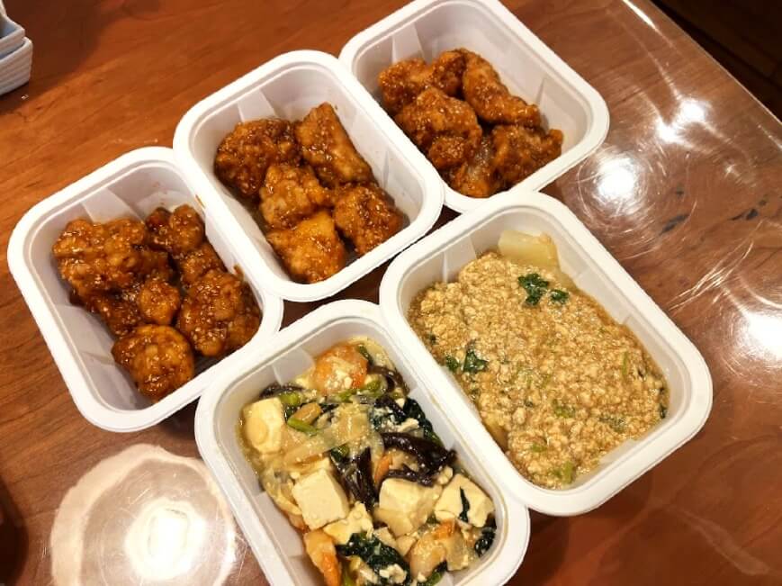 食卓に容器のまま出したつくりおき.jpのお惣菜